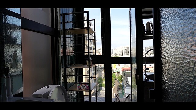 穿搭必備的全身鏡,及尺寸剛好的置物架放在浴廁空間。圖/翻攝自進藤喜彥 Yoziness YouTube